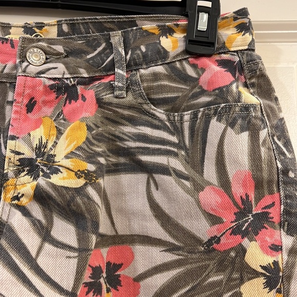 Old navy ladies shorts - Picture 3 of 7